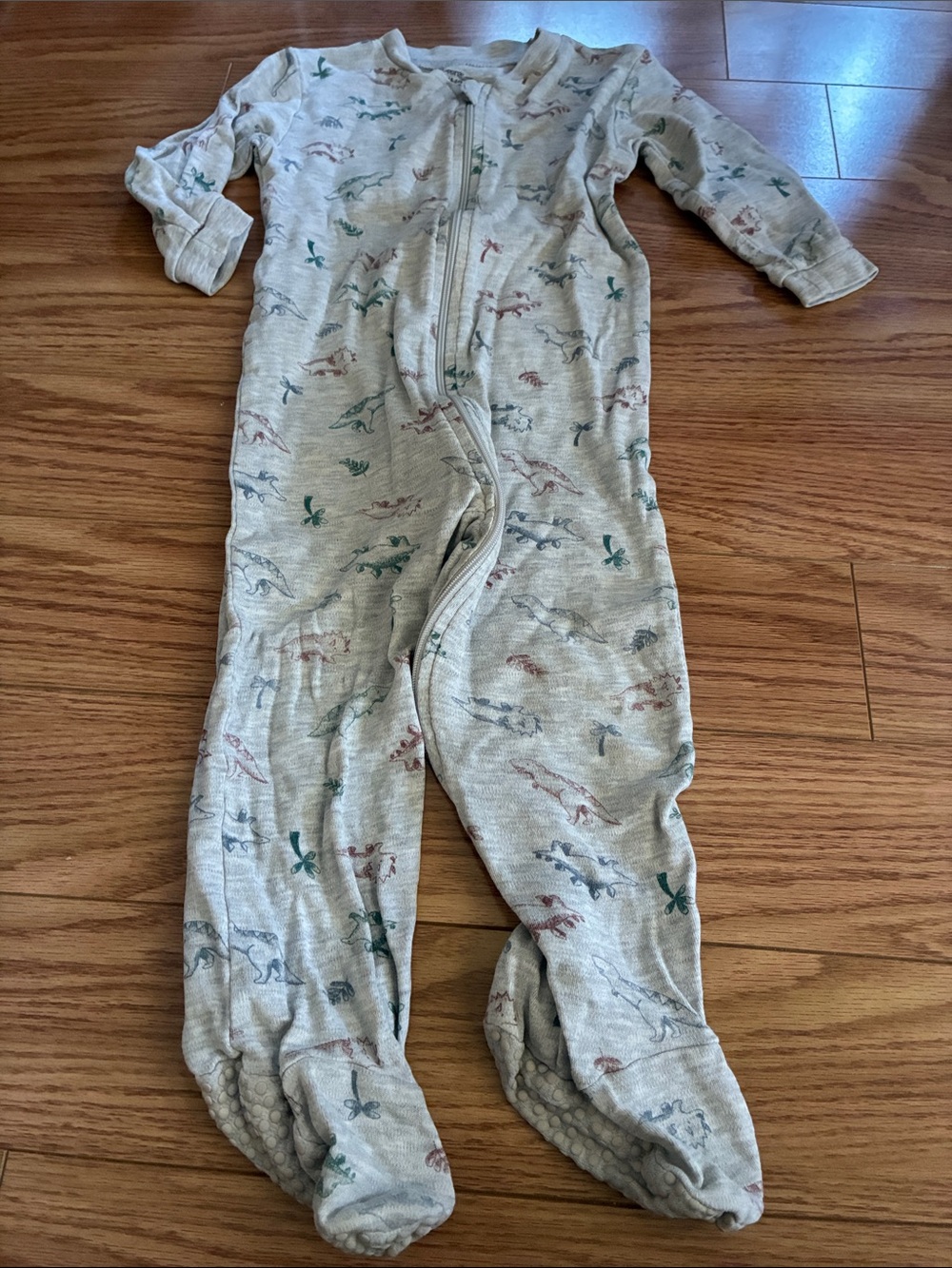 20/25$ 🧸 Neutral Dinosaur Print Footed One-Piece Pajamas
